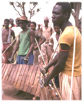 Musiciens qui jouent du balafon