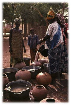 Sénégalaises au puits du village