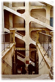 Un escalier de six étages dans la traboule des Voraces à  Vieux Lyon