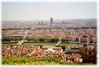 Lyon vu de Fourvière. La cathédrale St-Jean au 1er plan à droite, puis la Saône et le Rhône. Au milieu se dresse le Crayon, un emblème de Lyon.