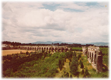 Les vestiges d'un aqueduc romain à Lyon.