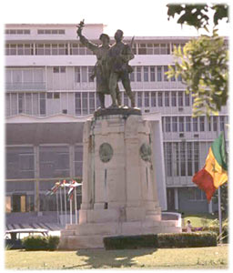 La statue du soldat français et du soldat sénégalais