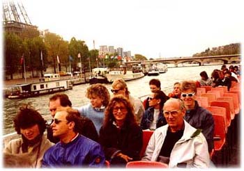Bateau-mouche et touristes sur la Seine