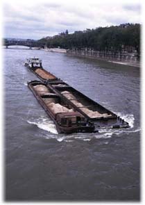 Train de péniches sur la Seine