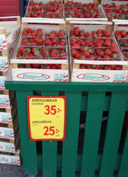 En bild på ett säsongssortiment, jordgubbar som främst säljs på sensommaren eller hösten i Sverige.