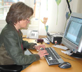 En kvinna som skriver på en dator